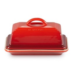 Cocottes en fonte et ustensiles de cuisine Le Creuset sur