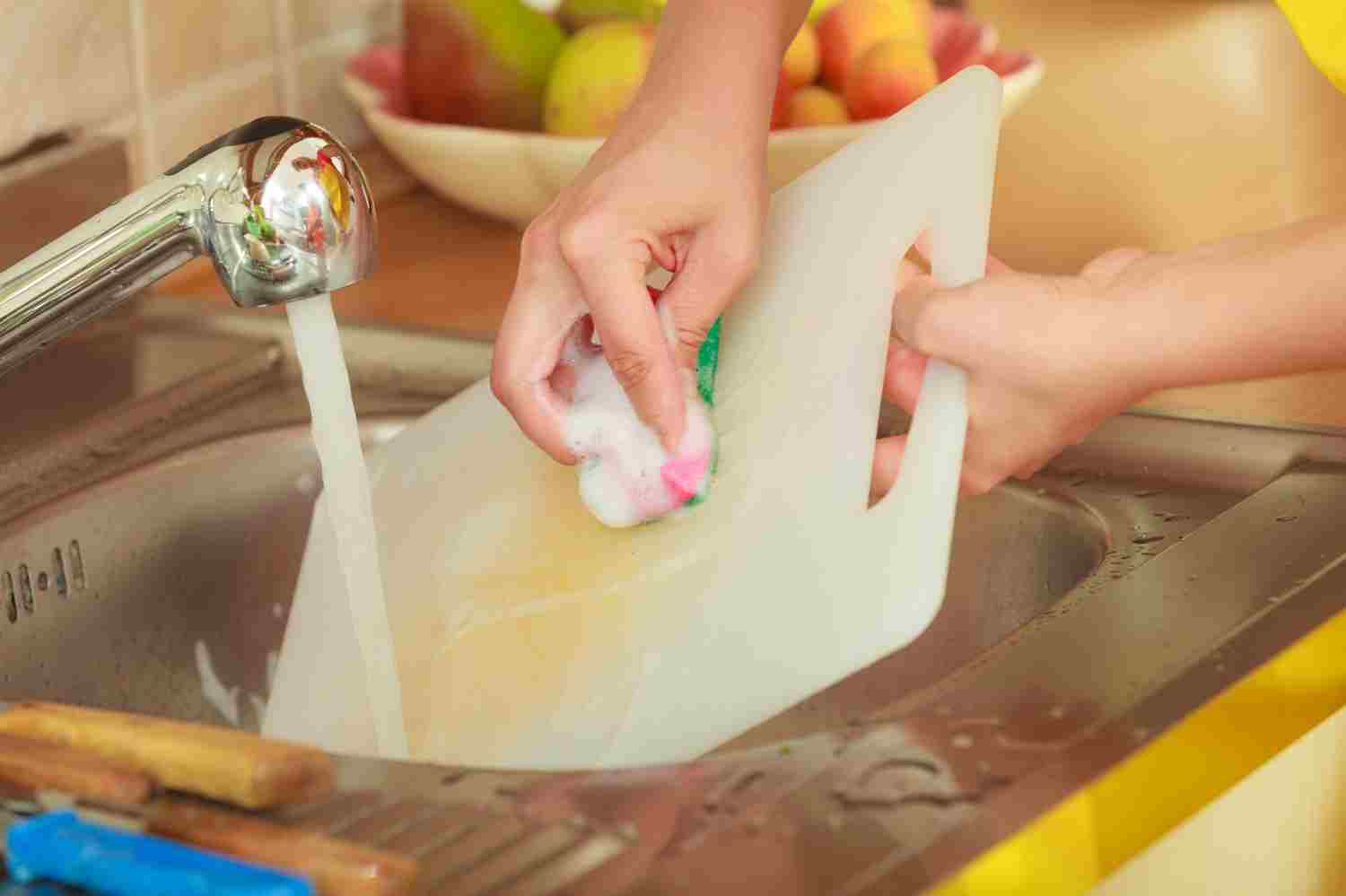 Enlever les tâches d'une planche à découper en plastique
