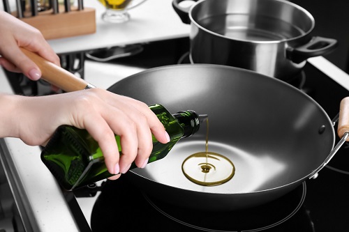 Entretenir un wok brulé