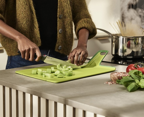 Comment nettoyer une planche à découper en plastique ?