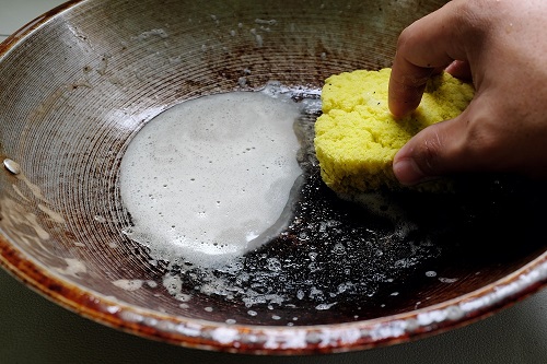 Nettoyer un wok brûlé