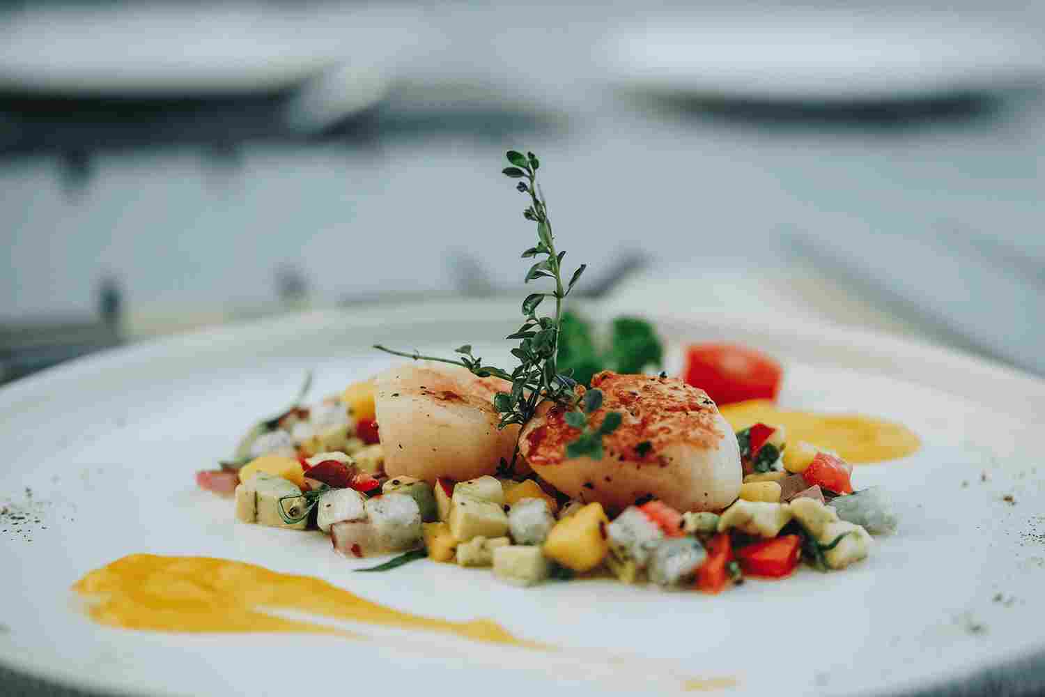 Noix de St-Jacques à la fondue de légumes et piment