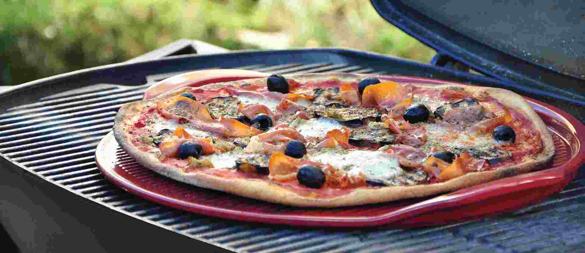 Pizza aux aubergines grillées, prosciuto, mozzarella et pesto