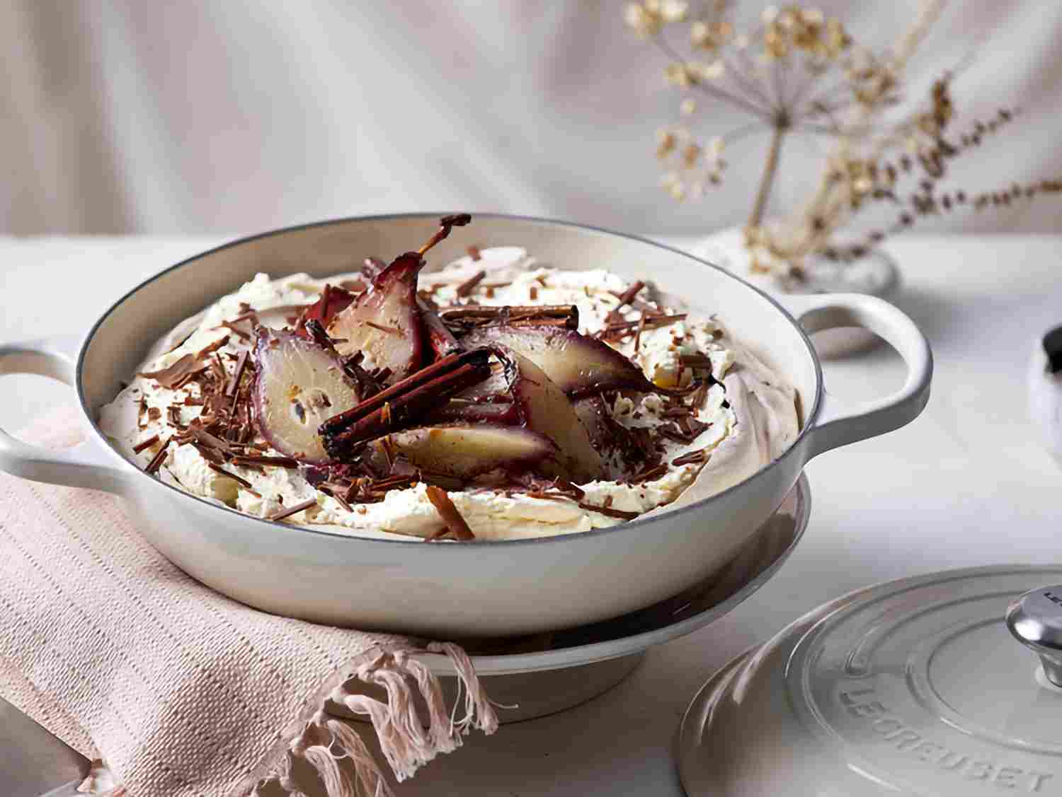 pavlova au chocolat et poires pochées